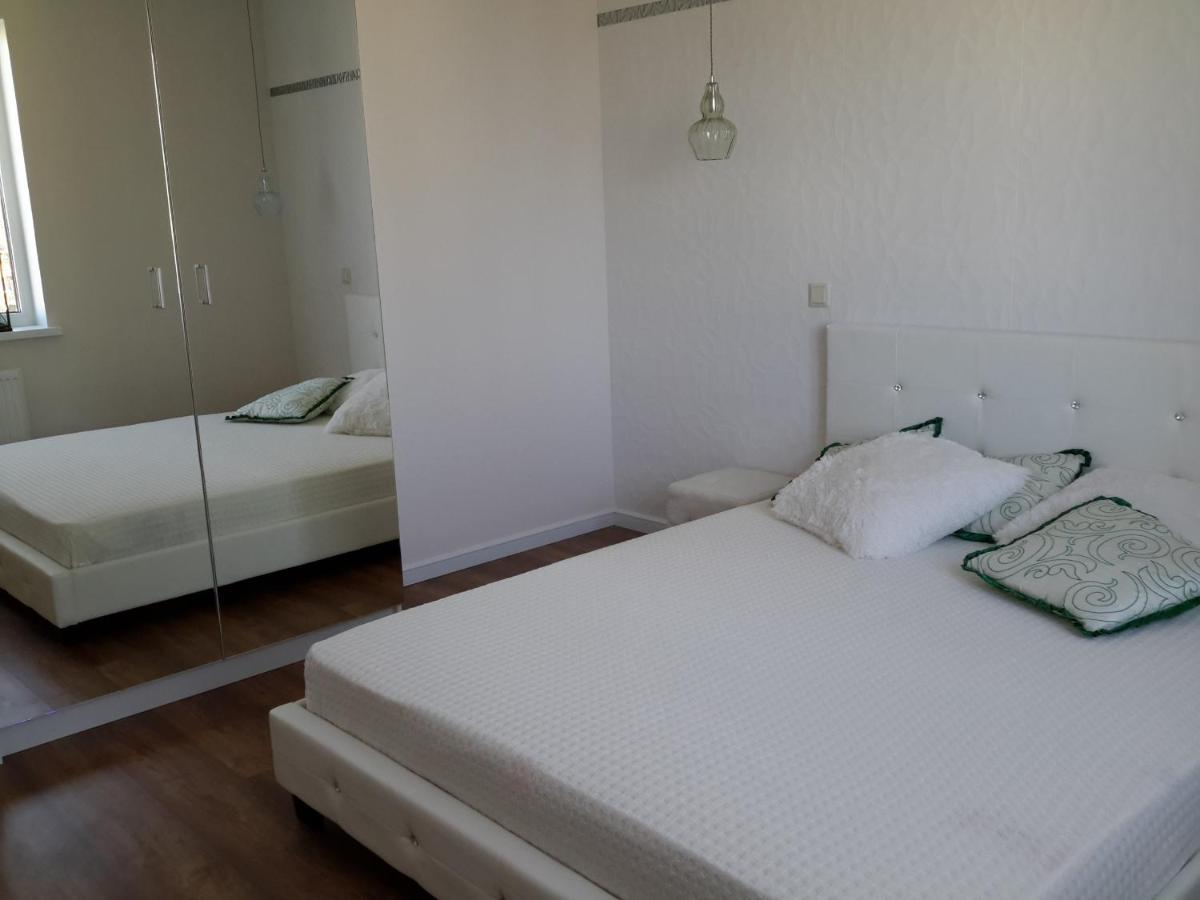 Villa Florance Apartments With Terraces & Parking Ventspils Exterior photo